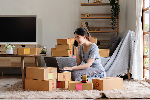 포토 JPG 해외이미지 전신 여자 사업가 한명 들기 성인 옆모습 노트북 타이핑 작업 비즈니스우먼 사장 통화 택배상자 성인여자한명만 해외202309 해외포토 직업 1 뷰포인트 비즈니스 모션 사람 전자제품 상자 직장인 택배 여자한명만 성인여자만 파일형식