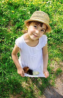포토 JPG 해외이미지 전신 여자 어린이 병아리 세마리 한명 들기 야외 하이앵글 밀짚모자 소녀한명만 해외202309 해외포토 모자_잡화 1 뷰포인트 모션 조류 3 사람 여자한명만 소녀만 파일형식
