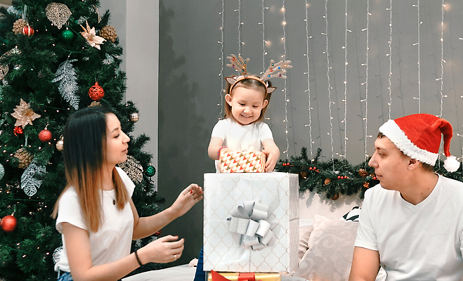 포토 JPG 해외이미지 나무 백인 라이프스타일 딸 행복 어린이 크리스마스 가족 놀이 엄마 휴가 사슴 전등 새해 주택 함께함 뿔 선물 장식 세명 산타클로스 축제 화환 기쁨 방 회색 침대 아빠 리빙 해외202309 해외포토 서양인 식물 기념일 꽃 감정 컬러 가구 컨셉 포유류 관계 조명 사람 건물 생활 파일형식