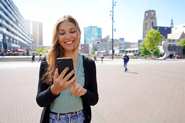 포토 JPG 해외이미지 손 행복 유럽 비즈니스 건축양식 손가락 모바일 바람 독일 한명 사람 스마트폰 핸드폰 뷰티 성당 걷기 맑음 봄 타이핑 잡기 도시 어플리케이션 네덜란드 정사각형 암스테르담 랜드마크 카피스페이스 해외202309 해외포토 자연요소 도형 1 계절 건축 감정 나라 종교건축 모션 날씨 신체부위 전자제품 스마트기기 공백 파일형식