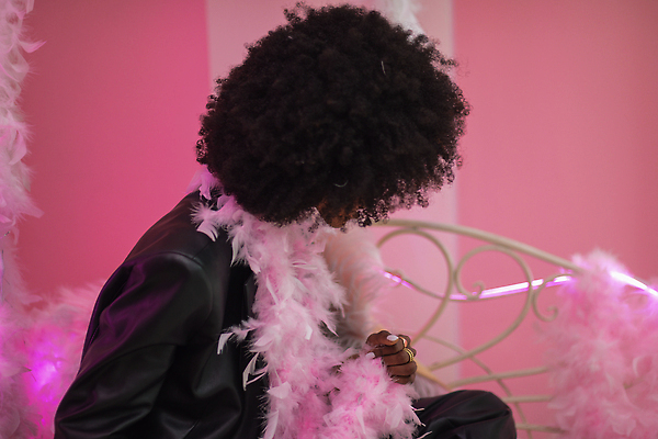 포토 JPG 해외이미지 라이프스타일 헤어스타일 여자 행복 여유 분홍색 포즈 흑인 백그라운드 아프리카 성공 털 실내 건강 한명 미소 인종 빛 머리카락 유행 검은색 날짜 고급 이발 피부 깃털 미녀 입술 공상 여자만 여자한명만 카피스페이스 해외202309 숱 해외포토 서양인 1 감정 나라 컬러 컨셉 표정 사람 내부 생활 신체부위 머리 공백 미인 파일형식