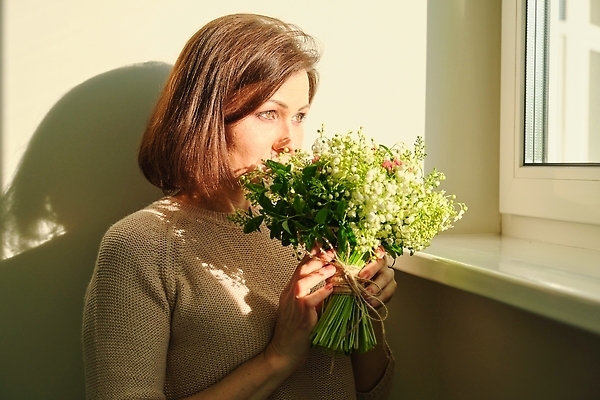 포토 JPG 해외이미지 1 라이프스타일 응시 여자 꽃 행복 얼굴 꽃다발 40대 중년 백그라운드 창문 자연 엄마 실내 건강 한명 미소 사람 성인 태양 뷰티 유행 맑음 봄 신선 생일 중앙 긍정 내추럴 돌봄 해외202309 해외포토 자연요소 식물 시선 계절 기념일 감정 컨셉 가족 모션 날씨 표정 내부 생활 신체부위 생태계 파일형식