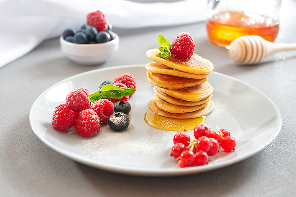 포토 JPG 해외이미지 전통 접시 열매 음식 백그라운드 과일 부분 딸기 아침 디저트 건강 요리 사람없음 쌓기 케이크 식사 빵집 튀김 껍질 흰색 신선 달콤 맛 아침식사 굽기 준비 블루베리 산딸기 시럽 꿀 흙더미 팬케이크 점심식사 번 페스츄리 핸드메이드 맛있는 해외202309 해외포토 주간 식물 식기 빵 컬러 컨셉 모션 상점 흙 구이 파일형식 더미