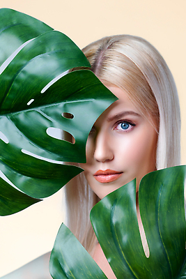 포토 JPG 해외이미지 여자 한명 상반신 성인 앞모습 금발 화장 뷰티 우아함 피부 야자수잎 성인여자한명만 해외포토 1 헤어스타일 뷰포인트 컨셉 잎 사람 신체부위 여자한명만 성인여자만 파일형식