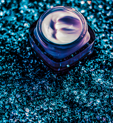 포토 JPG 해외이미지 근접촬영 사람없음 반짝임 고급 피부관리 파란배경 스킨케어 기초화장품 수분크림 해외202309 해외포토 뷰포인트 백그라운드 컨셉 모션 파란색 뷰티 화장품 파일형식