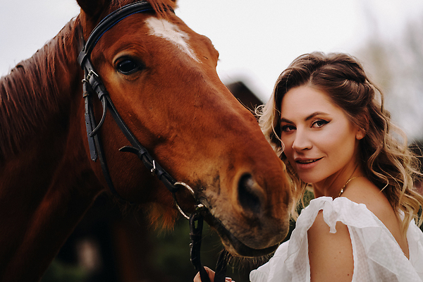 포토 JPG 해외이미지 한마리 응시 여자 한명 상반신 성인 야외 건물 목장 말_동물 성인여자한명만 해외포토 1 건축물 시선 포유류 사람 여자한명만 성인여자만 파일형식