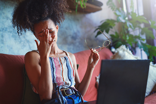 포토 JPG 해외이미지 직업 라이프스타일 여자 인터넷 비즈니스 청소년 스트레스 아파트 주택 갈색머리 피곤 한명 사람 20대 성인 취미 컴퓨터 소파 뷰티 디지털 고통 업무 비즈니스우먼 계획 연결 무선전화기 두통 긴장 온라인 남아프리카 우울증 터치스크린 편두통 프리랜서 혼자 여자한명만 해외202309 해외포토 1 헤어스타일 감정 컨셉 의자 아프리카 청년 건물 생활 전자제품 작업 직장인 질병 전화기 여자만 파일형식