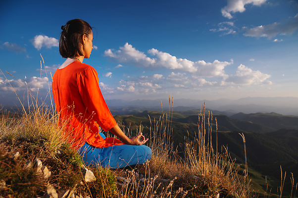 포토 JPG 해외이미지 백인 라이프스타일 공원 여자 실루엣 선 포즈 신체 요가 자연 하늘 아침 휴식 산 건강 관리 한명 성인 야외 운동 뷰티 일몰 활발 에너지 집중 명상 내추럴 돌봄 해외202309 해외포토 주간 서양인 1 웰빙 공공시설 컨셉 모션 촬영기법 사람 생활 노을 생태계 파일형식