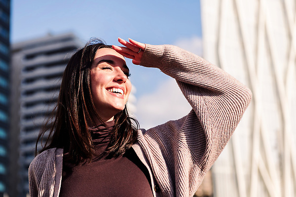 포토 JPG 해외이미지 백인 1 라이프스타일 여자 행복 한명 미소 웃음 사람 성인 가로 햇빛 맑음 기쁨 도시 긍정 스타일 해외202309 해외포토 서양인 감정 컨셉 날씨 표정 생활 태양 파일형식