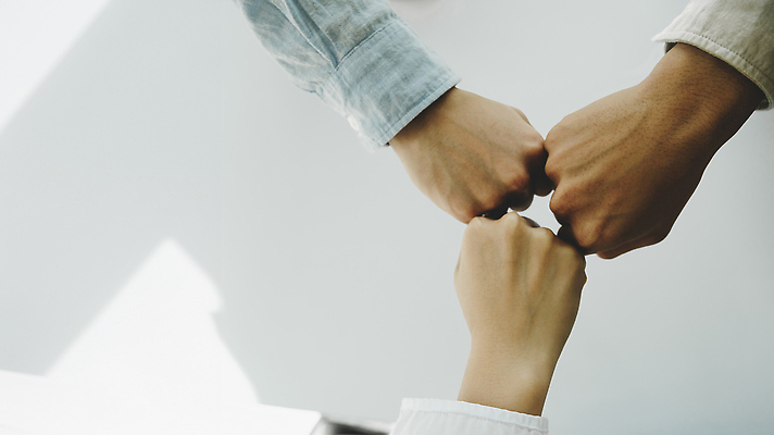 포토 JPG 해외이미지 회사 비즈니스 사업가 관계 성공 협력 기념 함께함 세명 쌓기 믿음 힘 우정 거래 축하 우승 직장인 그룹 계획 연결 결합 종업원 동료 직원 만족 커뮤니티 연대 지원 참여 통일 필승 콜라보레이션 브레인스토밍 자극 해외202309 해외포토 직업 감정 컨셉 모션 사람 친구 최고 파일형식