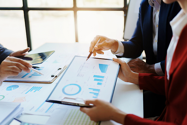 포토 JPG 해외이미지 직업 백그라운드 컨셉 비즈니스 CEO 사업가 통신 성공 그래프 협력 설계 설명 사람 인종 세명 금융 경제 노트북 컴퓨터 사무실 세일 계산기 성장 비즈니스맨 비즈니스우먼 계획 상담원 연결 토론 동료 계약 경영자 투자 해결 마케팅 업그레이드 예산 지원 브레인스토밍 해외202309 해외포토 여자 남자 관계 모션 문구용품 전자제품 장비 직장인 사무원 리더 파일형식