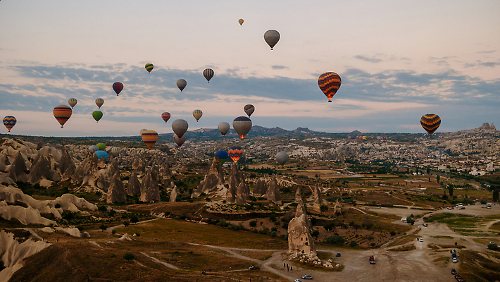 포토 JPG 해외이미지 주간 여행 하늘 휴가 산 카파도키아 사람없음 야외 관광지 일출 자유 열기구 기암괴석 언덕 해외202309 해외포토 자연요소 컨셉 항공교통 노을 바위_돌 파일형식 튀르키예