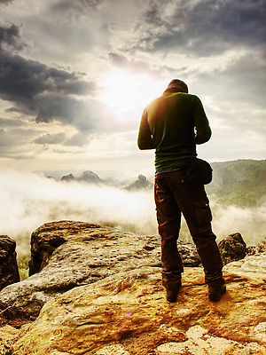 포토 JPG 해외이미지 직업 실루엣 여행 배낭 자연 산 관리 한명 사람 스마트폰 운동복 카메라 사진촬영 트래킹 듣기 하이킹 장비 자유 잡기 사진사 예술가 절정 하이커 해외202309 해외포토 1 옷 컨셉 가방 모션 레저 촬영기법 전자제품 핸드폰 스마트기기 촬영 작가 생태계 파일형식