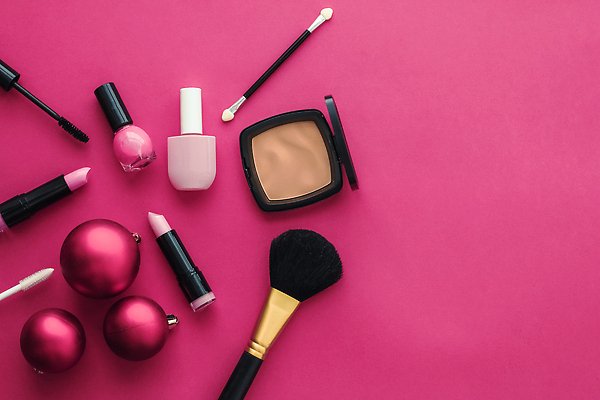 포토 JPG 해외이미지 분홍색 사람없음 하이앵글 화장품 오브젝트 매니큐어 메이크업브러쉬 오너먼트 카피스페이스 해외202309 해외포토 뷰포인트 컬러 크리스마스장식 뷰티 공백 붓 파일형식