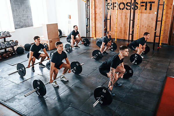 포토 JPG 해외이미지 전신 남자 숙이기 들기 여러명 성인 옆모습 운동기구 헬스 힘 헬스장 잡기 역기 웨이트트레이닝 근육질 성인남자만 크로스핏 데드리프트 해외202309 해외포토 뷰포인트 포즈 다수 모션 근육 사람 운동 몸매 남자만 성인만 파일형식 운동자세