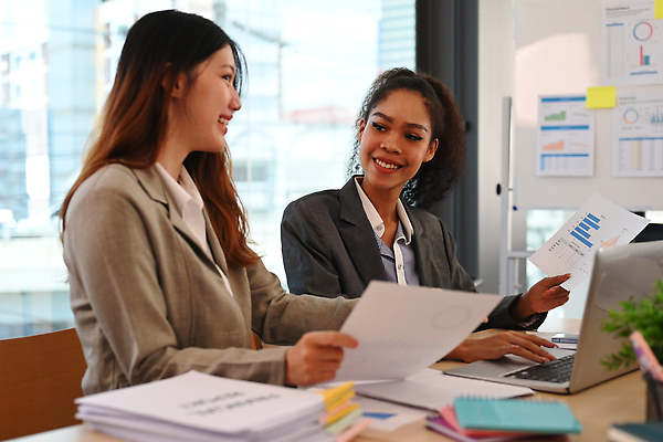포토 JPG 해외이미지 여자 의자 창문 들기 앉기 상반신 성인 두명 옆모습 노트북 사무실 공책 비즈니스우먼 스마트 책상 보고서 성인여자만 해외202309 해외포토 뷰포인트 가구 컨셉 비즈니스 모션 문구용품 사람 전자제품 직장인 여자만 성인만 파일형식