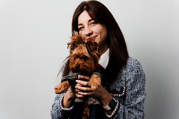 포토 JPG 해외이미지 동물 1 응시 백그라운드 장난 자연 실내 사람없음 반려동물 뷰티 갈색 귀여움 흰색 개 강아지 작음 요크셔테리어 테리어 즐거움 만족 흰배경 송곳니 고립 미니 순혈 해외202309 해외포토 시선 감정 컬러 컨셉 포유류 내부 치아 크기 생태계 파일형식