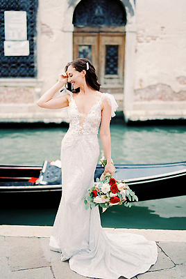 포토 JPG 해외이미지 백인 1 드레스 꽃 꽃다발 결혼 결혼식 갈색머리 한명 서기 건물 이탈리아 흰색 보트 곤돌라 타일 운하 베네치아 옛날 해외202309 해외포토 레이스천 서양인 식물 헤어스타일 건축물 옷 유럽 컬러 배_교통 모션 사람 이벤트 직물 파일형식