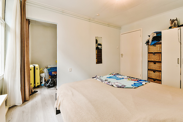 포토 JPG 해외이미지 사람없음 인테리어 문 캐리어 공간 거울 방 커튼 선풍기 서랍장 비치타올 옷장놀이 해외202309 해외포토 디자인 가구 놀이 수건 여행가방 가전제품 파일형식