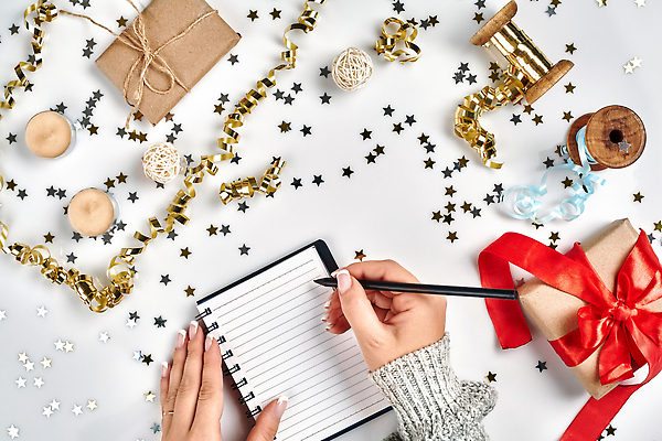 포토 JPG 해외이미지 손 별 리본 크리스마스 초 신체부위 선물상자 펜 공책 축하 황금 흰배경 색종이 해외202309 해외포토 자연요소 기념일 종이 백그라운드 컨셉 문구용품 선물 사람 상자 필기구 흰색 파일형식