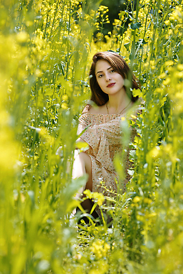 포토 JPG 해외이미지 백인 모델 라이프스타일 긴머리 여자 꽃 행복 감정 얼굴 백그라운드 밭 자연 휴식 갈색머리 한명 사람 야외 뷰티 노란색 유행 맑음 화목 봄 낭만 시골 신선 개화 피부 유채 냄새 생태학 카놀라 해외202309 해외포토 서양인 식물 1 헤어스타일 계절 교육 컬러 컨셉 농업 날씨 생활 신체부위 생태계 파일형식