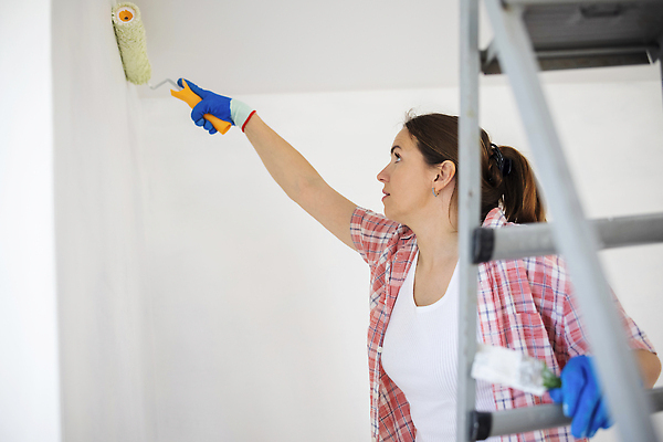 포토 JPG 해외이미지 백인 라이프스타일 손 디자인 여자 벽 컬러 컨셉 셔츠 새로움 아파트 주택 실내 한명 서기 사람 내부 장식 컬러풀 우주 페인트 방 흰색 공구 잡기 붓 업무 작업 수리 그림 롤러 페인트붓 화가 DIY 복원 업그레이드 해외202309 해외포토 서양인 직업 1 상의 모션 취미 건물 생활 신체부위 도구 파일형식