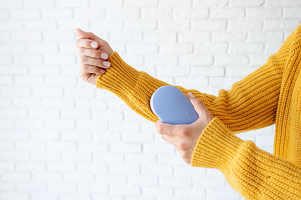 포토 JPG 해외이미지 옷 여자 한명 들기 성인 옆모습 니트 정리 손질 보풀 성인여자한명만 보풀제거기 해외202309 해외포토 1 뷰포인트 상의 모션 사람 가전제품 여자한명만 성인여자만 파일형식