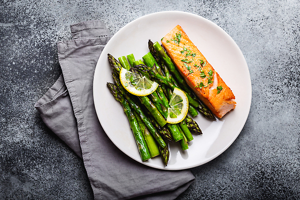 포토 JPG 해외이미지 접시 사람없음 하이앵글 아스파라거스 연어요리 해외202309 해외포토 식기 음식 뷰포인트 채소 연어 파일형식