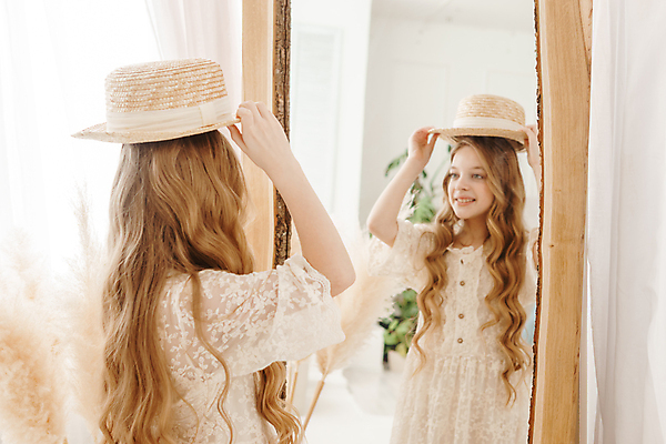 포토 JPG 해외이미지 서양인 원피스 여자 따뜻함 한명 들기 상반신 10대 반사 흰색 커튼 밀짚모자 십대여자한명만 해외202309 해외포토 외국인 모자_잡화 1 옷 컬러 모션 청소년 사람 여자한명만 십대여자만 파일형식