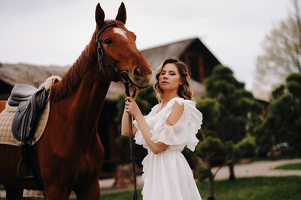 포토 JPG 해외이미지 한마리 응시 여자 한명 상반신 성인 야외 건물 목장 잡기 말_동물 말안장 성인여자한명만 해외포토 1 건축물 시선 포유류 모션 사람 안장 여자한명만 성인여자만 파일형식