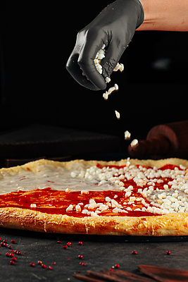 포토 JPG 해외이미지 손 음식 부분 치즈 피자 패스트푸드 요리 사람 사람없음 옆모습 세로 주방 식당 식사 이탈리아 카페 신선 뿌리기 준비 반죽 만들기 레시피 방법 제빵사 페스츄리 피자집 맛있는 해외202309 해외포토 직업 유럽 빵 뷰포인트 모션 유제품 서양음식 신체부위 상점 인스턴트 파일형식