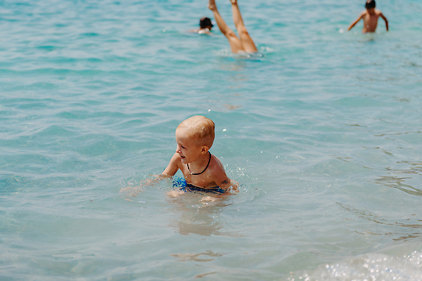 포토 JPG 해외이미지 백인 라이프스타일 남자 행복 어린이 스포츠 바다 가족 놀이 하늘 휴가 건강 한명 사람 소년 물 파란색 컬러풀 운동 맑음 수중 수영 기쁨 젖음 자유 아기 원형 떨어짐 휴양지 다이빙 걸음마 부주의 해외202309 해외포토 자연요소 도형 서양인 1 감정 컬러 컨셉 관계 모션 날씨 생활 장소 수상스포츠 수중스포츠 파일형식