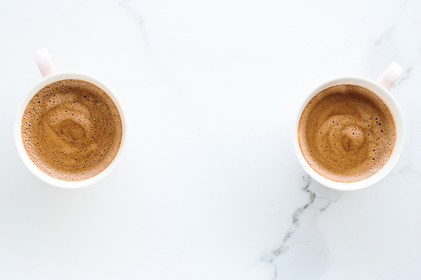 포토 JPG 해외이미지 커피 사람없음 흰색 분위기 커피잔 대리석 카피스페이스 해외202309 해외포토 음료 컬러 컨셉 재료 잔 공백 파일형식
