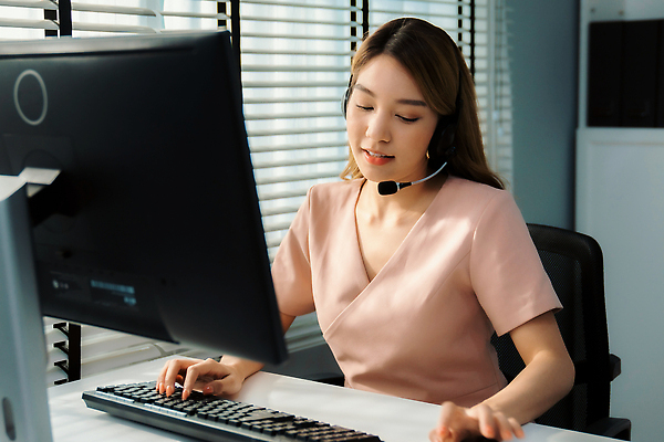 포토 JPG 해외이미지 여자 직장 실내 한명 동양인 정장 상반신 성인 앞모습 컴퓨터 헤드셋 타이핑 업무 블라인드 비즈니스우먼 텔레마케팅 통화 성인여자한명만 내려보기 해외202309 해외포토 1 옷 뷰포인트 음향기기 회사 비즈니스 모션 사람 인종 내부 전자제품 헤드폰 작업 커튼 직장인 서비스업 여자한명만 성인여자만 파일형식