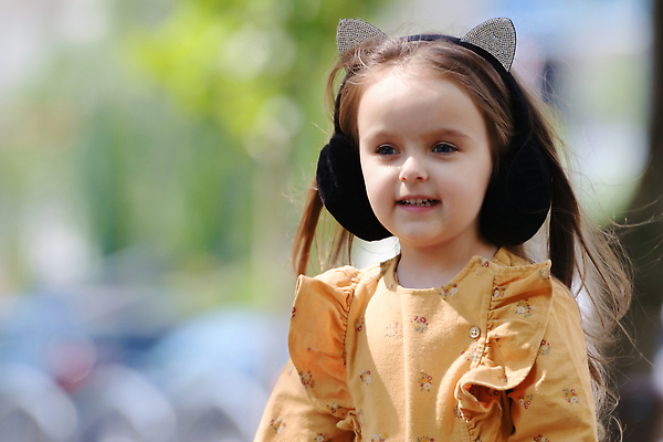 포토 JPG 해외이미지 백인 모델 1 라이프스타일 긴머리 헤어스타일 응시 공원 행복 감정 얼굴 어린이 포즈 벤치 장난 휴식 한명 미소 사람 앉기 야외 뷰티 기쁨 해외202309 해외포토 서양인 시선 공공시설 컨셉 의자 모션 표정 생활 신체부위 파일형식