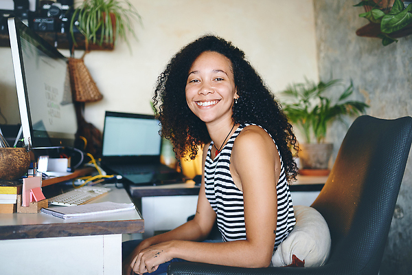 포토 JPG 해외이미지 직업 라이프스타일 응시 여자 행복 인터넷 비즈니스 사업가 성공 노동자 갈색머리 실내 한명 사람 성인 노트북 컴퓨터 사무실 뷰티 카메라 검은색 활발 작업 비즈니스우먼 디자이너 종업원 스마트 긍정 멀리 남아프리카 해외202309 해외포토 1 헤어스타일 시선 감정 컬러 컨셉 아프리카 내부 생활 전자제품 직장인 파일형식