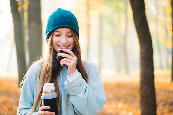 포토 JPG 해외이미지 주간 여자 단풍 낙엽 청소년 티타임 한명 웃음 상반신 야외 앞모습 10대 마시기 텀블러 십대여자한명만 해외202309 해외포토 자연요소 1 뷰포인트 잎 모션 휴식 표정 사람 컵 여자한명만 십대여자만 파일형식