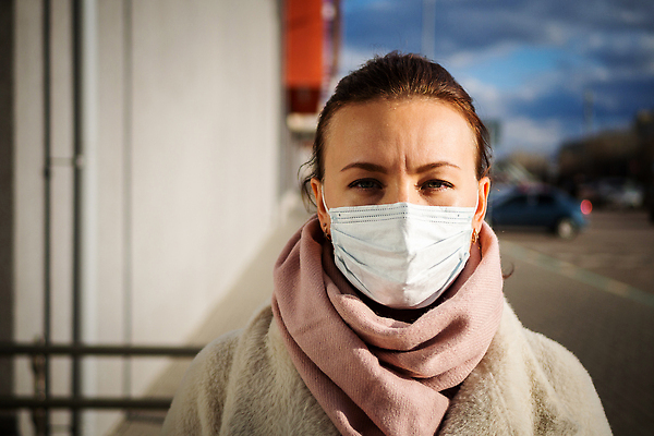포토 JPG 해외이미지 백인 1 라이프스타일 유럽 얼굴 여행 백그라운드 거리 프레임 건강 경고 가면 한명 안전 사람 야외 뷰티 여행객 고통 환자 흰색 도시 바이러스 보호 질병 감염 전염병 해외202309 해외포토 서양인 감정 나라 컬러 컨셉 의학 생활 신체부위 파일형식