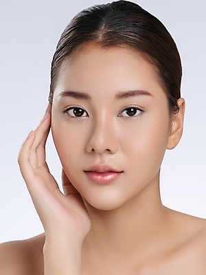 포토 JPG 해외이미지 모델 응시 여자 얼굴 한명 동양인 손짓 상반신 성인 앞모습 뷰티 우아함 피부 순수 성인여자한명만 해외202309 해외포토 1 시선 뷰포인트 컨셉 모션 사람 인종 신체부위 여자한명만 성인여자만 파일형식