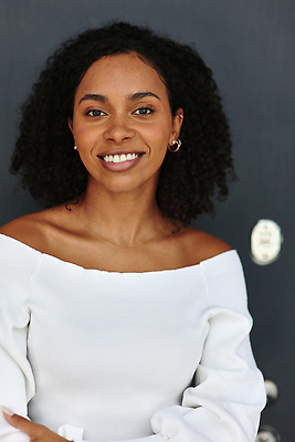 포토 JPG 해외이미지 모델 직업 라이프스타일 응시 여자 행복 비즈니스 사업가 성공 직장 한명 사람 사무실 뷰티 검은색 흰색 업무 비즈니스우먼 자신감 우아함 종업원 책상 싱글 다민족 교차 다국적 지능 프리랜서 스타일 해외202309 해외포토 1 시선 감정 컬러 가구 컨셉 회사 생활 작업 직장인 파일형식