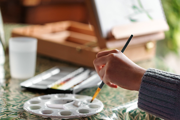 포토 JPG 해외이미지 학생 디자인 여자 교육 꽃 분홍색 꽃다발 자연 수채화 주택 실내 창조 미술 사람 취미 사람없음 내부 컬러풀 뷰티 보라색 침묵 페인트 방 잡기 붓 그리기 작업실 팔레트 백합 제비꽃 이젤 그림 예술가 캔버스 페인트붓 화가 해외202309 해외포토 식물 직업 컬러 모션 문화예술 건물 소리 미술도구 생태계 파일형식