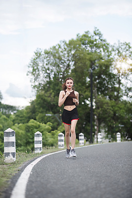 포토 JPG 해외이미지 백인 모델 1 공원 여자 행복 길 음악 스포츠 이어폰 신체 모션 아침 건강 한명 사람 야외 운동복 달리기 조깅 운동 중국 활발 듣기 에너지 연습 마라톤 달리기선수 카피스페이스 자극 해외202309 해외포토 주간 서양인 옷 공공시설 감정 아시아 음향기기 컨셉 문화예술 경기 공백 육상스포츠 육상선수 파일형식