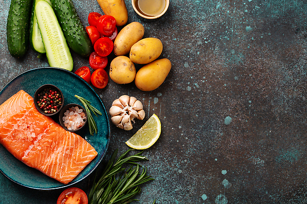 포토 JPG 해외이미지 접시 토마토 오이 감자 사람없음 하이앵글 연어요리 해외202309 해외포토 식기 음식 뷰포인트 채소 연어 파일형식