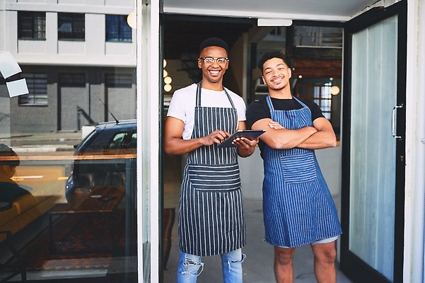 포토 JPG 해외이미지 응시 남자 사업가 성공 성인 두명 앞모습 팔짱 상점 카페 사장 직원 자영업 성인남자만 소상공인 해외202309 해외포토 직업 시선 뷰포인트 컨셉 비즈니스 모션 사람 경제 상인 남자만 성인만 파일형식