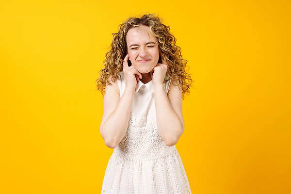 포토 JPG 해외이미지 모델 학생 응시 감정 손가락 청소년 스트레스 갈색머리 실내 한명 미소 사람 10대 청춘 귀여움 침묵 소리 듣기 고통 표현 최고 좌절 두통 긍정 귀 충격 시끄러움 문제 고립 그만 반응 비명 압력 힙스터 해외202309 해외포토 1 헤어스타일 손 시선 패션 컨셉 모션 표정 내부 신체부위 질병 파일형식