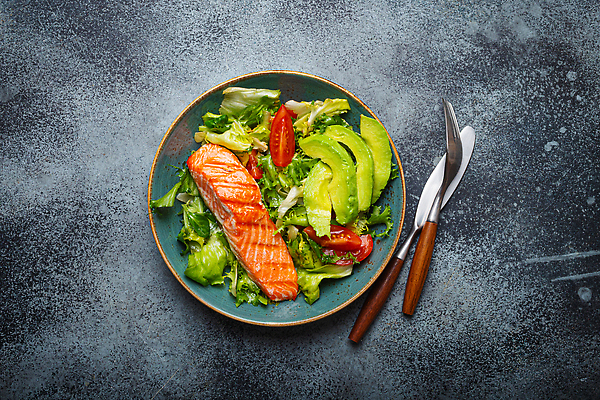 포토 JPG 해외이미지 접시 포크 사람없음 하이앵글 샐러드 아보카도 연어요리 해외202309 해외포토 식기 음식 뷰포인트 과일 연어 파일형식