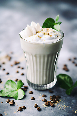 JPG 편집이미지 나뭇잎 사람없음 컵 카페 커피잔 크림 아이스커피 녹차라떼 편집실사 AI포토 AI콘텐츠 식기 커피 잎 잔 상점 CG 라떼 파일형식