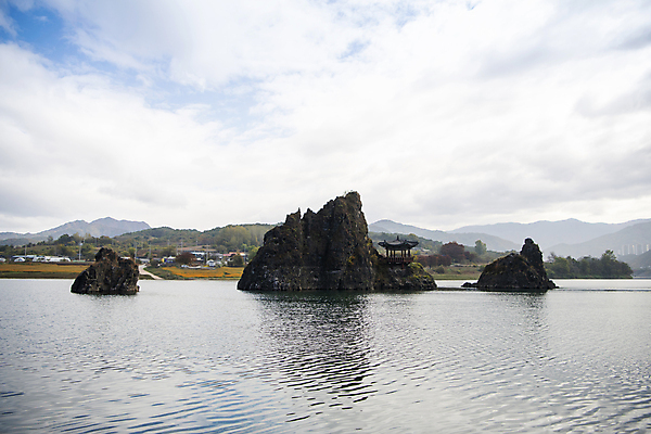 포토 JPG 주간 구름 하늘 산 풍경 사람없음 야외 가을 단양 도담삼봉 국내포토 자연요소 계절 관광지 충청북도 파일형식