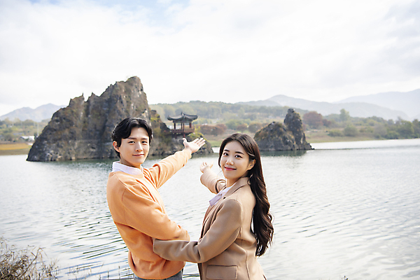 포토 JPG 주간 커플 여자 남자 여행 데이트 휴식 미소 풍경 상반신 20대 성인 야외 두명 옆모습 팔짱 한국인 가을 가리킴 강가 정자 단양 도담삼봉 성인만 국내포토 자연요소 건축물 계절 뷰포인트 컨셉 관계 모션 표정 사람 동양인 손짓 청년 관광지 강 충청북도 파일형식