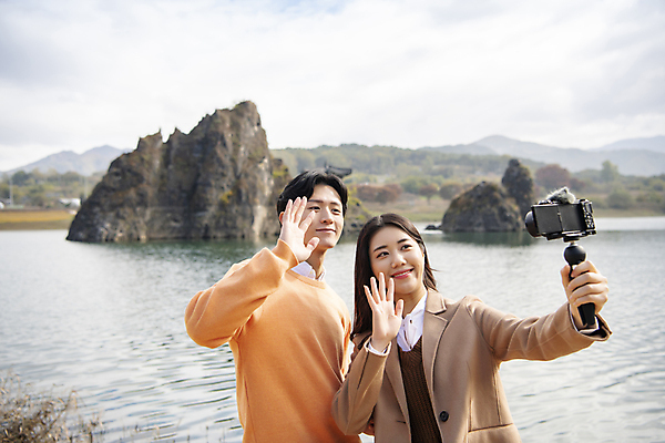 포토 JPG 주간 커플 여자 남자 여행 데이트 휴식 미소 들기 풍경 상반신 20대 성인 야외 두명 앞모습 옆모습 카메라 한국인 가을 강가 셀프카메라 손인사 단양 도담삼봉 성인만 국내포토 자연요소 계절 뷰포인트 컨셉 관계 모션 표정 사람 동양인 청년 관광지 전자제품 강 사진촬영 인사 충청북도 파일형식